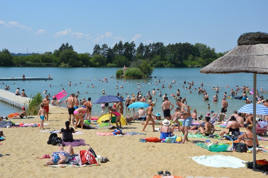 Upalną niedzielę wielu Opolan spędza nad wodą. Tłumy na opolskim kąpielisku Bolko  