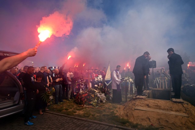 Mecz Concordii Knurów i Ruchu Radzionków odbył się 2 maja 2015 roku. Kilka dni później kibice przyszli na pogrzeb Dawida