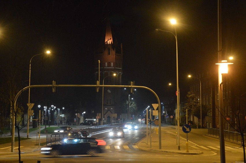 Malbork. Wieża ciśnień po remoncie tonie w mroku. Iluminacja odrestaurowanej budowli ma być poprawiona