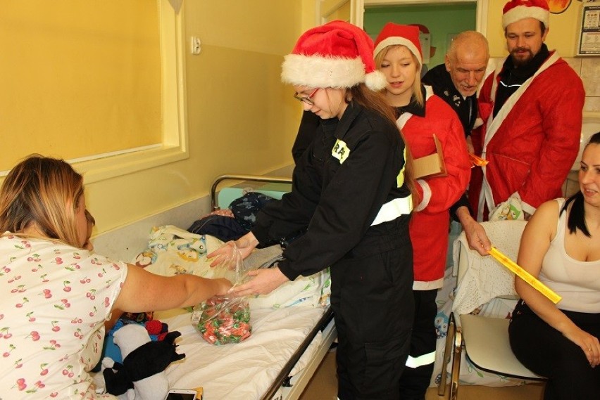 Strażacki św. Mikołaj z Kęt  odwiedził dzieci w szpitalach i zwierzęta w schroniskach