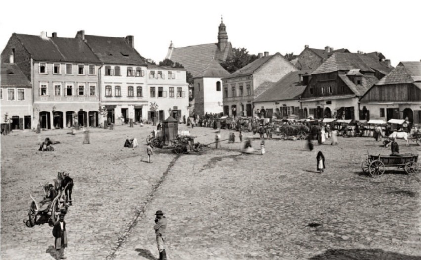 Rynek w Chrzanowie z widoczna studnia, ok. 1890 r. ze...