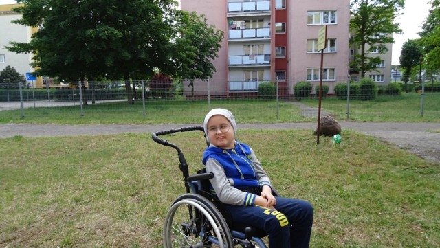 Bartek Gałczyński walczy z ciężką chorobą. Teraz dzięki temu, że ma wózek inwalidzki może wychodzić na spacery.