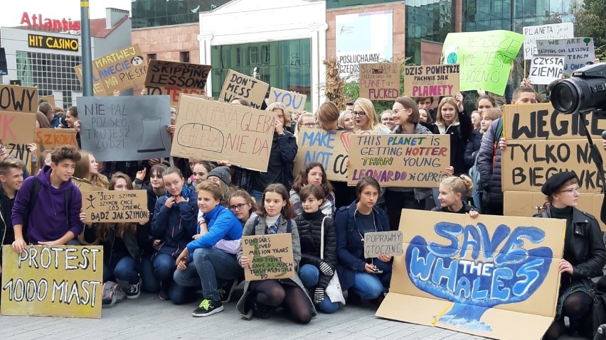 Młodzieżowy Strajk Klimatyczny. Kilkuset młodych ludzi protestowało w Opolu w obronie czystej planety