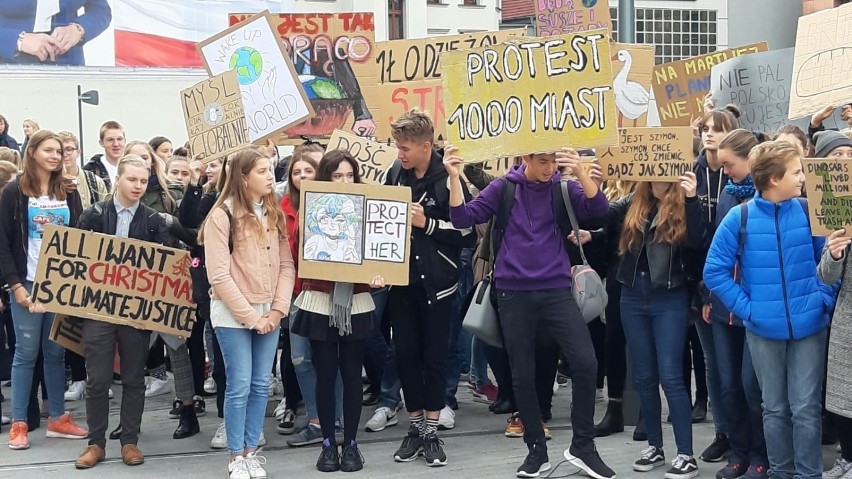 Młodzieżowy Strajk Klimatyczny. Kilkuset młodych ludzi protestowało w Opolu w obronie czystej planety