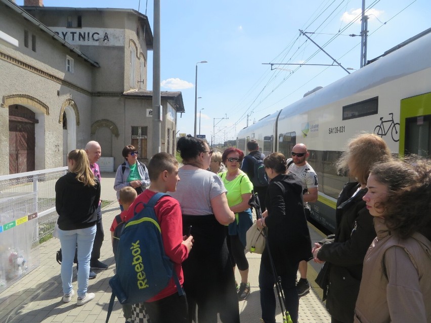 W Radnicy grupa wsiadła do pociągu Polregio aby przejechać...
