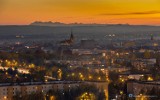 Szczyty Tatr widziane z Tarnowa. Panoramy Tarnowa i okolicy z górami w tle to nie fotomontaż. Zdjęciach Radka Iwanickiego zachwycają