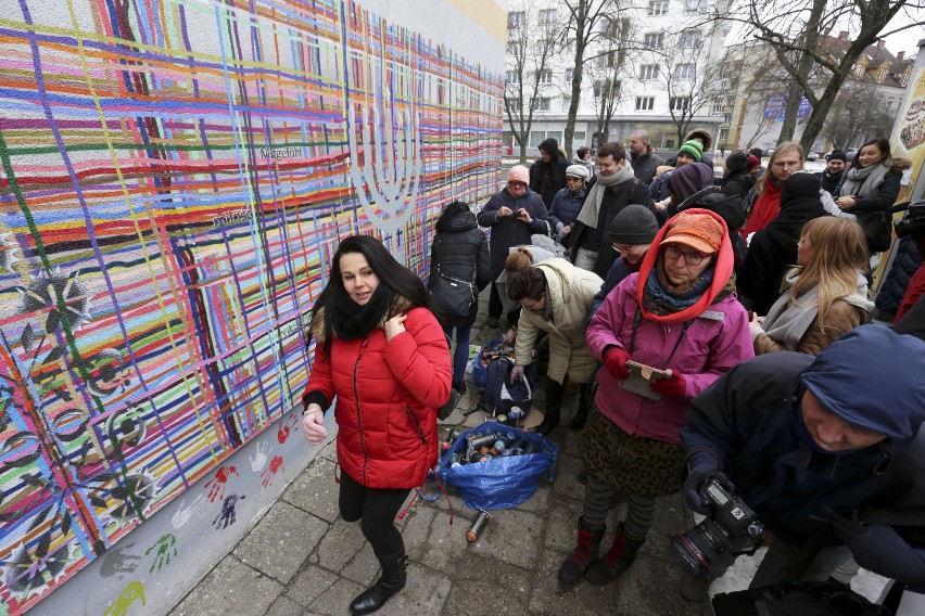 Zamiast swastyki menora. Tak naprawili zniszczony mural „Utkany wielokulturowością” w Białymstoku [ZDJĘCIA, VIDEO]     