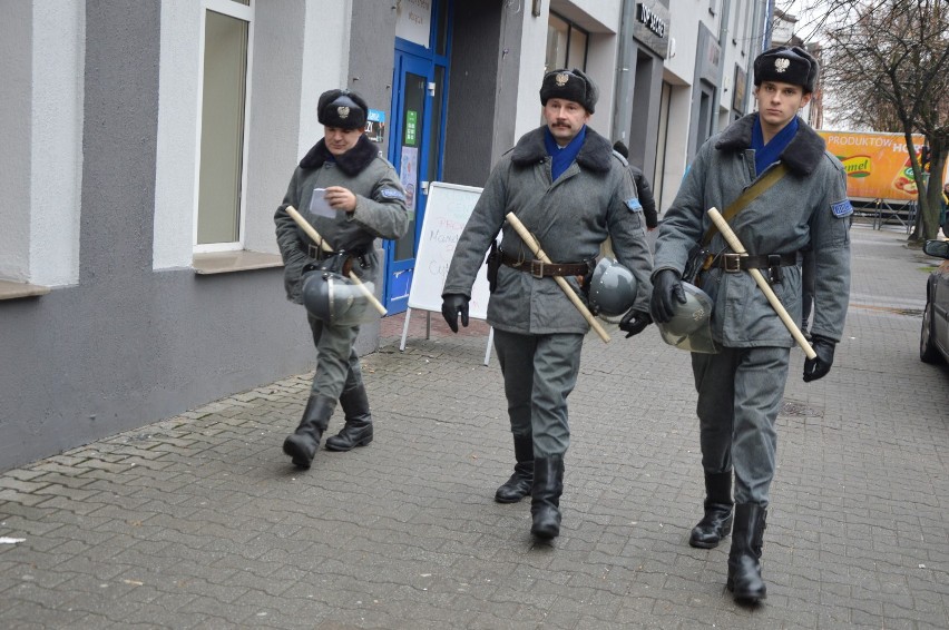Bełchatów: Milicja obywatelska na ulicach miasta. Bełchatowianie uczcili rocznicę wprowadzenia stanu wojennego  
