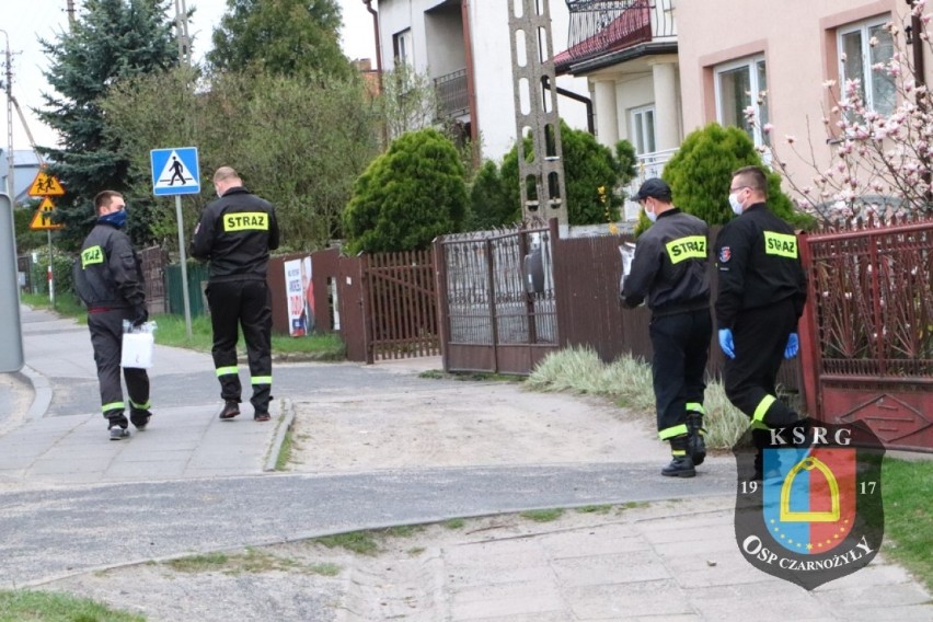 W gminie Czarnożyły strażacy dostarczają maseczki mieszkańcom FOTO