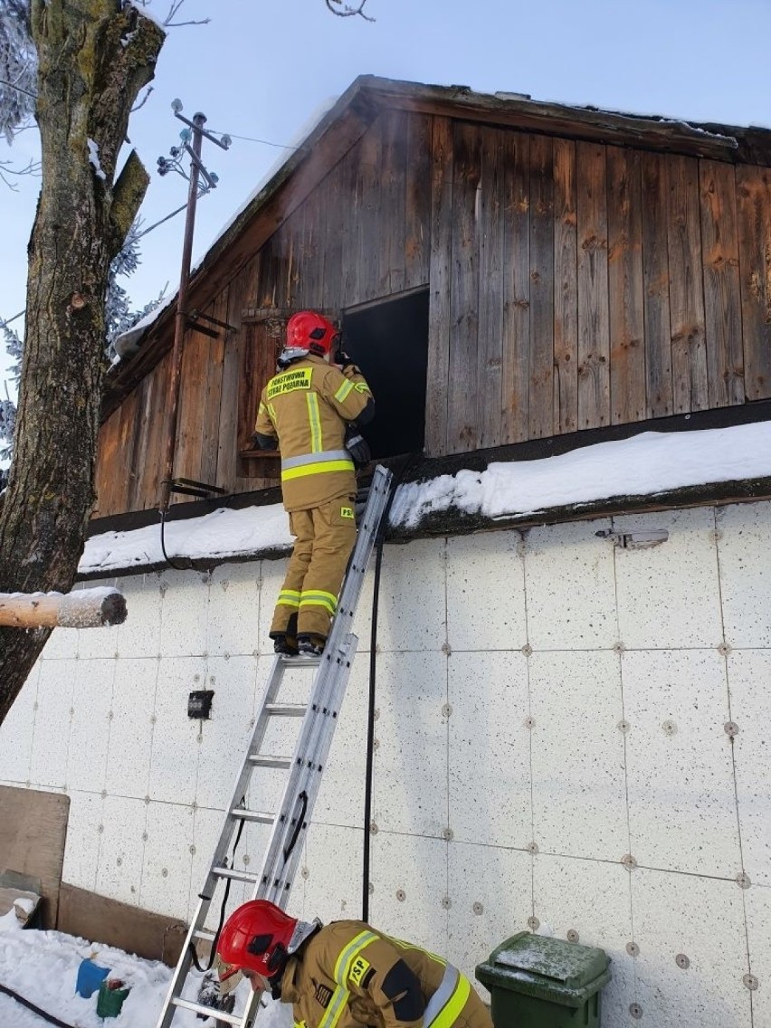 Dwugodzinna akcja gaśnicza w Typinie. Drewniany budynek mieszkalny zaczął się palić
