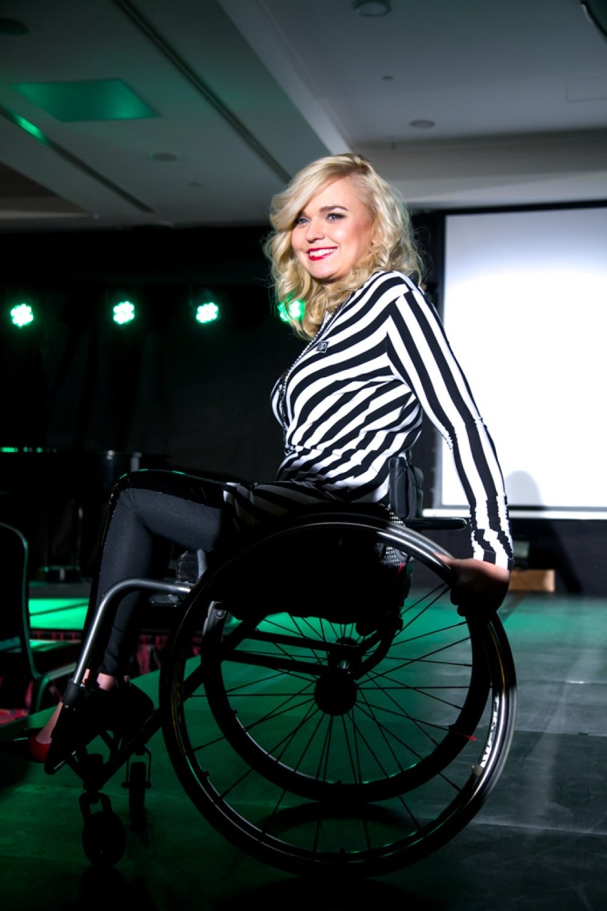 Moda na wybiegu - niepełnosprawne modelki w strojach najlepszych polskich projektantów [ZDJĘCIA]