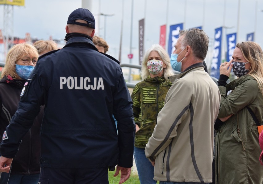 Akcja przed siedzibą RDLP w Krośnie. "Nie oddamy Bieszczad piłom!" [ZDJĘCIA]