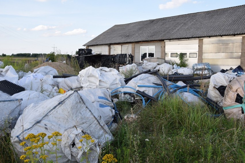 Nielegalny biznes śmieciowy pod Skierniewicami nadal kwitnie