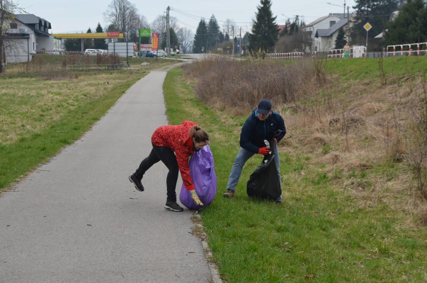 Zebrali 100 worków śmieci nad Klimkówką. Akcja Posprzątaj z nami Małopolskę  zagościła do Uścia Gorlickiego