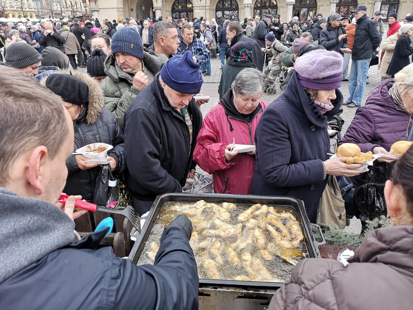 Kraków. Wielka wigilia dla bezdomnych i potrzebujących na Rynku Głównym. Po raz pierwszy bez przedstawiciela Kurii