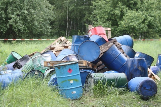 W lesie w Zawierciu znaleziono niezidentyfikowane odpady.