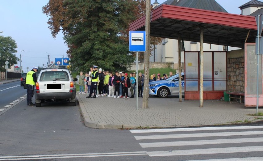Policyjna akcja "Jabłko czy cytryna" z udziałem uczniów z SP w Rudzie