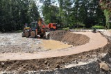 W Sławnie na budowę pumptracka wjechał ciężki sprzęt. Postęp prac. Zdjęcia