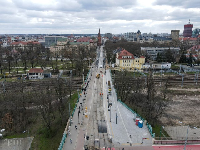 Prace w centrum Poznania są coraz bardziej zaawansowane i mają zakończyć się do do połowy 2023 roku. To oznacza, że już niedługo bimby znowu będą kursowały między mostem Teatralnym a placem Cyryla Ratajskiego.
Przejdź do kolejnego zdjęcia --->