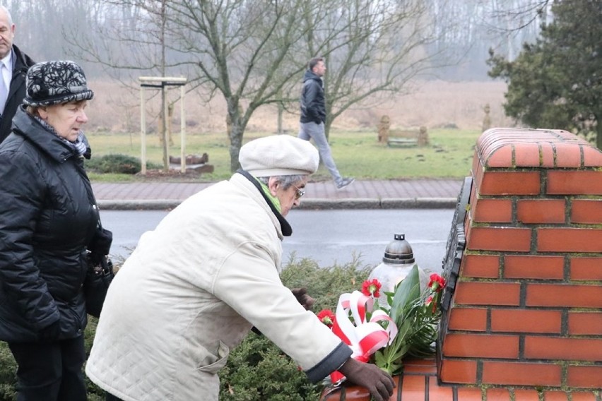 Szamotuły. W miejscach pamięci zapłonęły znicze [ZDJĘCIA]