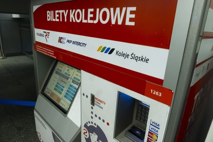 Kraków. Pasażerowie narzekają na biletomat na Dworcu Głównym. Nie można tam kupić wszystkich biletów
