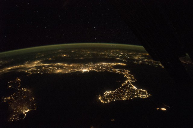 Włochy nocą. Zdjęcie wykonane z pokładu ISS. Fot. NASA