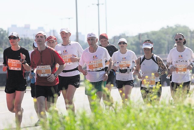 Biegacze na trasie ubiegłorocznego Łódź Maratonu Dbam o Zdrowie