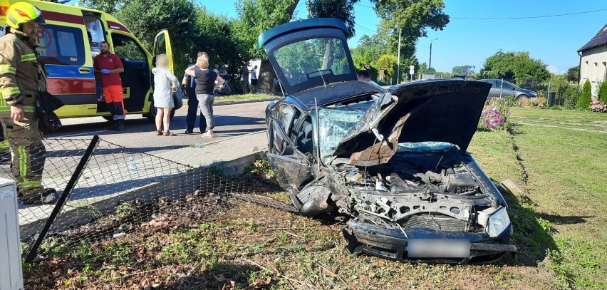 Nowy Staw. Wypadek na ulicy Gdańskiej. Samochód osobowy z trojgiem dzieci uderzył w drzewo