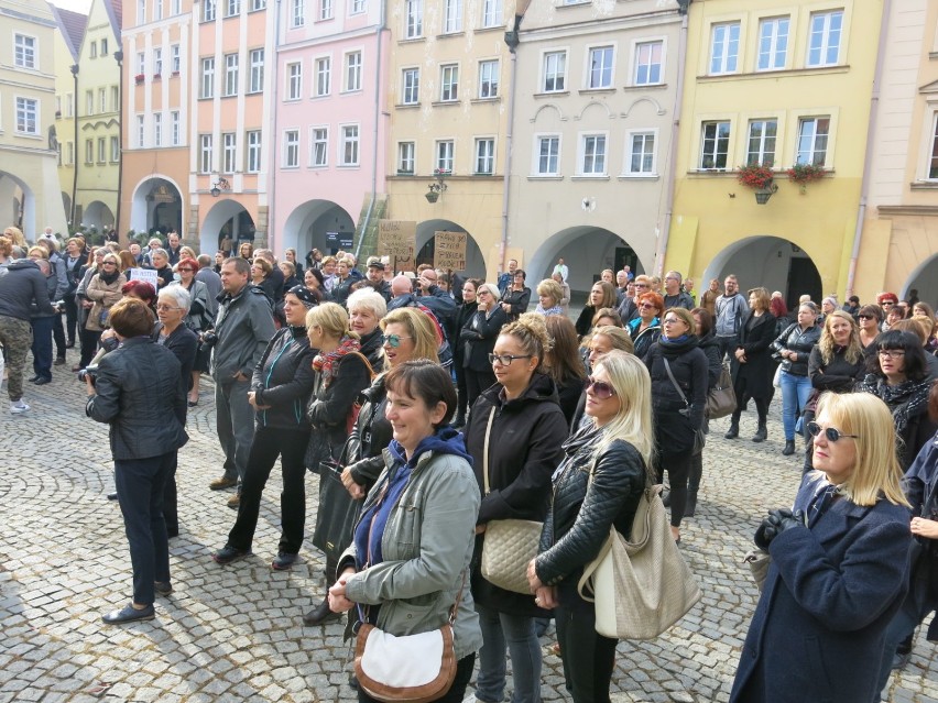 Jelenia Góra: Protest kobiet. Kilkaset osób wzięło udział w...