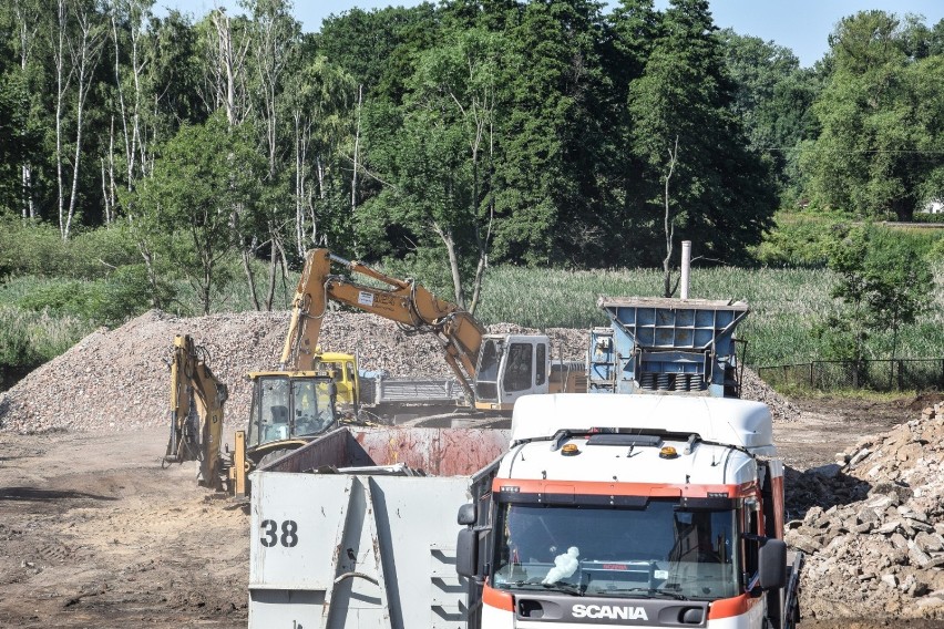 Szamotuły. Prace rozbiórkowe na Ratuszowej dobiegają końca [ZDJĘCIA]