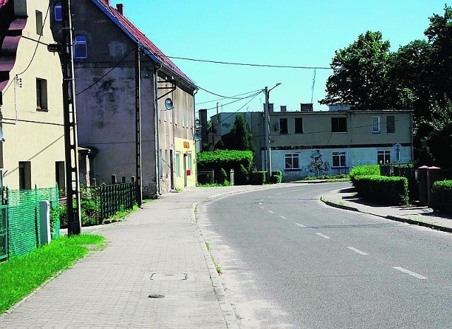 Ulica Okrężna rzeczywiście okrąża całe osiedle Brzostów