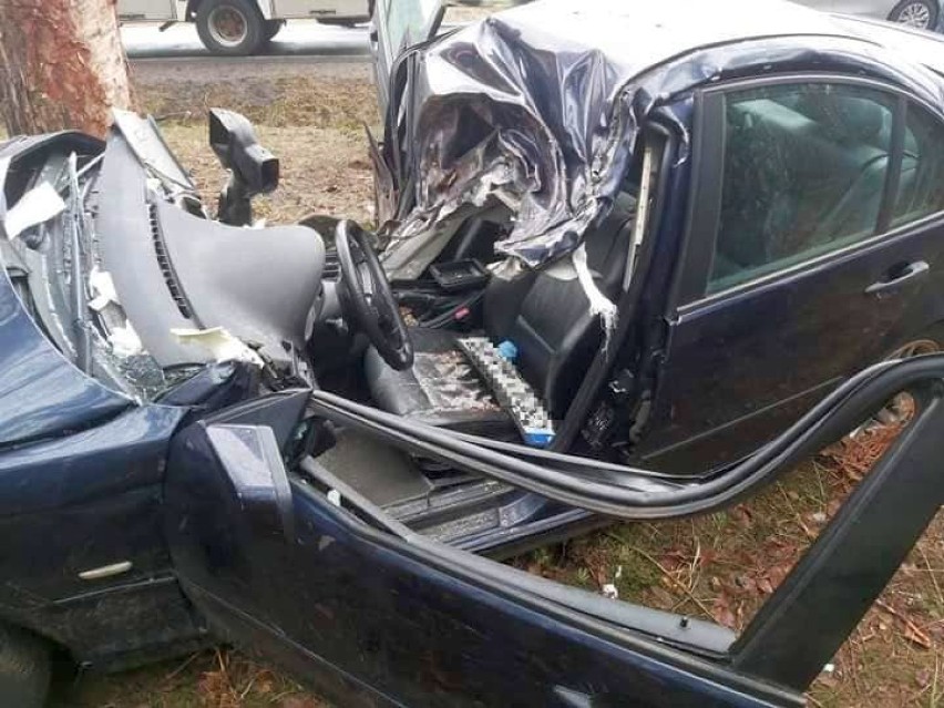 Wypadek na drodze krajowej w gminie Pątnów. 21-letni kierowca bmw w szpitalu [FOTO]