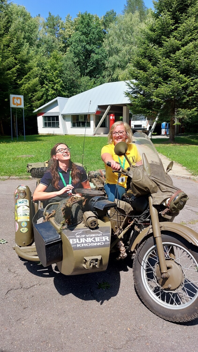 To był niezwykły widok. W skansenie naftowym w Bóbrce zaparkowały zabytkowe samochody [ZDJĘCIA]