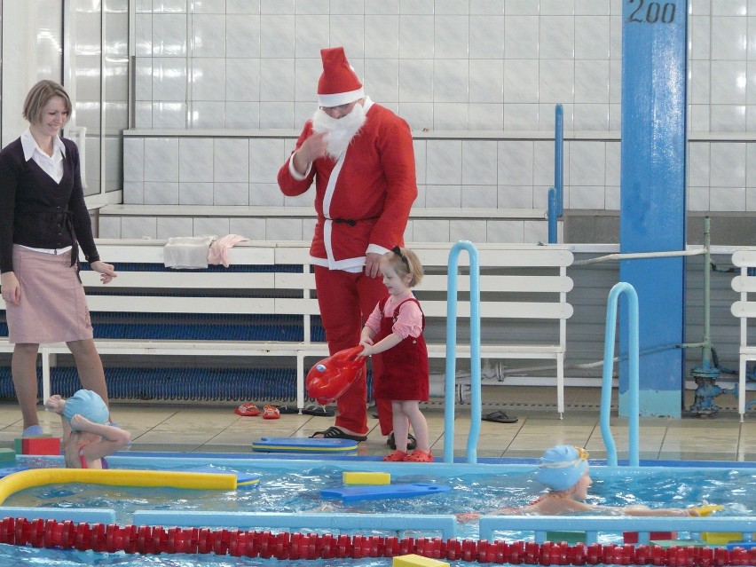 Mikołajkowe zabawy na krytej pływalni zorganizował MOSiR