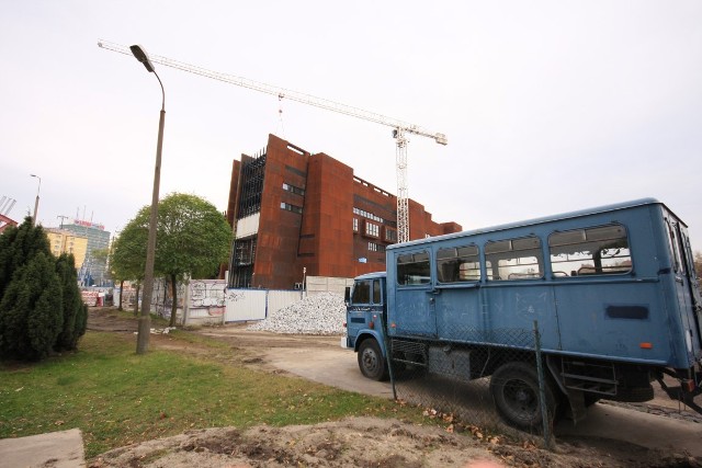 Przypomnijmy. Budynek Europejskiego Centrum Solidarności powstaje na terenie byłej Stoczni Gdańskiej, na północ od Placu Solidarności, na którym wznosi się Pomnik Poległych Stoczniowców w Grudniu 1970 roku. 

Na północny wschód od Pomnika znajduje się historyczna Brama nr 2 Stoczni Gdańskiej oraz Sala BHP, gdzie 31 sierpnia 1980 roku podpisano porozumienie z rządem PRL. Plac Solidarności, z usytuowanym w jego północnej pierzei budynkiem Europejskiego Centrum Solidarności, będzie stanowił symboliczną bramę do Nowego Miasta i będzie nową ikoną architektury. 

Teren lokalizacji budynku ECS umiejscowiony został w niewielkiej odległości od zabytkowego budynku Dworca Gdańska Głównego i jest z nim połączony pasażem pieszym biegnącym wzdłuż ul. Jana z Kolna i ul. Wały Jagiellońskie, który dalej - ulicami Hucisko i Targ Węglowy - prowadzi do Głównego Miasta.