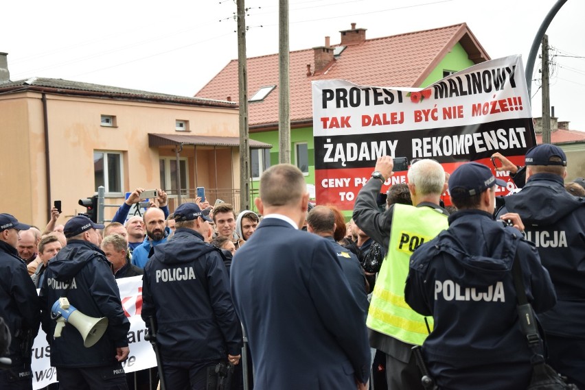 Premier przyjechał do Kraśnika odsłonić pomnik smoleński. Rolnicy zorganizowali manifestację (ZDJĘCIA/WIDEO)