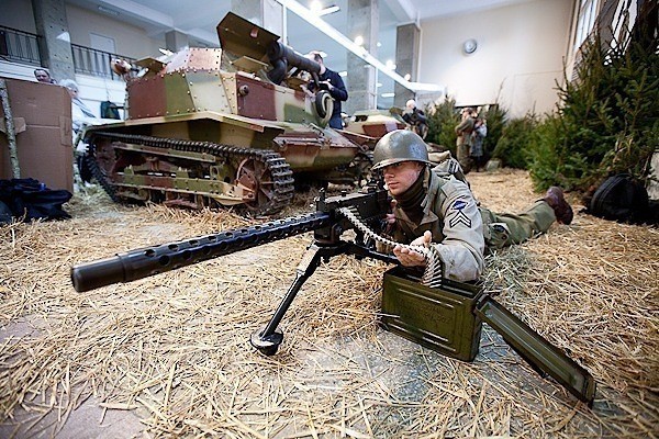 Można podziwiać m.in. zabytkowe pojazdy pancerne, starocie i militaria, pokazy grup rekonstrukcyjnych, stare i nowe motocykle, kupić sprzęt, części i odzież motocyklową.

Więcej zdjęć w Expressie Ilustrowanym: Moto Weteran Bazar. Weekend fanów militariów, historii i motoryzacja (galeria zdjęć)