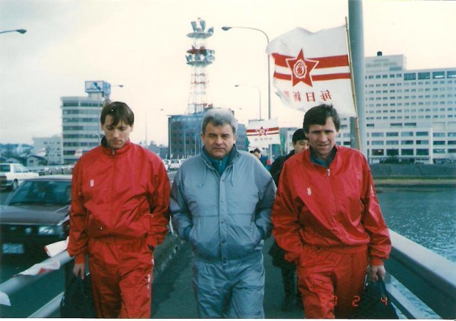 Wiesław Kiryk (w środku) w towarzystwie Karola Dołęgi (z lewej) oraz Bogusława Psujka (z prawej) //Beppu, Japonia (1990 r.)