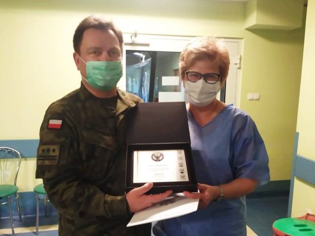 Irena Zygmanowska, oddziałowa żagańskiej pulmonologii została uhonorowana przez ministra Obrony Narodowej