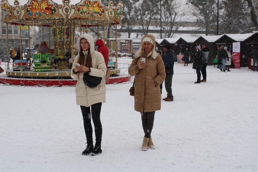 Byliście na Jarmarku Świątecznym w sobotę na placu Jagiellońskim w Radomiu? Szukajcie się na zdjęciach