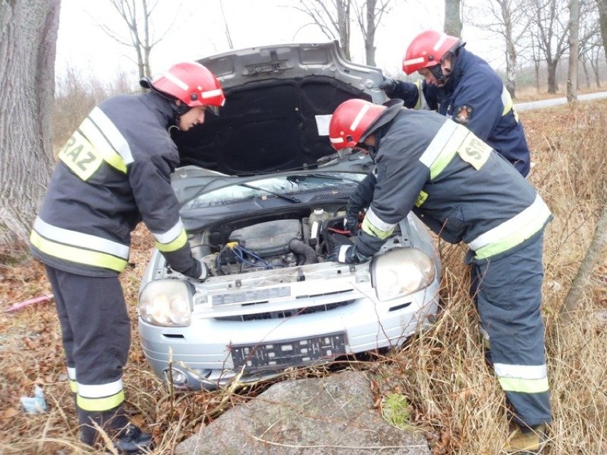 Wypadek w Bemowiźnie. Auto zaczepiło ciężarówkę