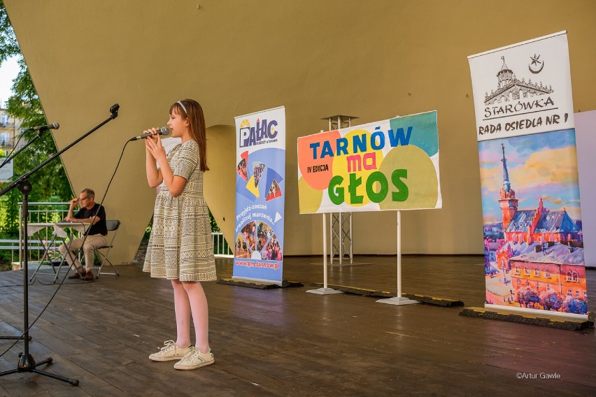 IV edycja przeglądu "Tarnów ma głos". W amfiteatrze wystąpili utalentowani wokaliści ze szkół podstawowych. Mamy zdjęcia z imprezy