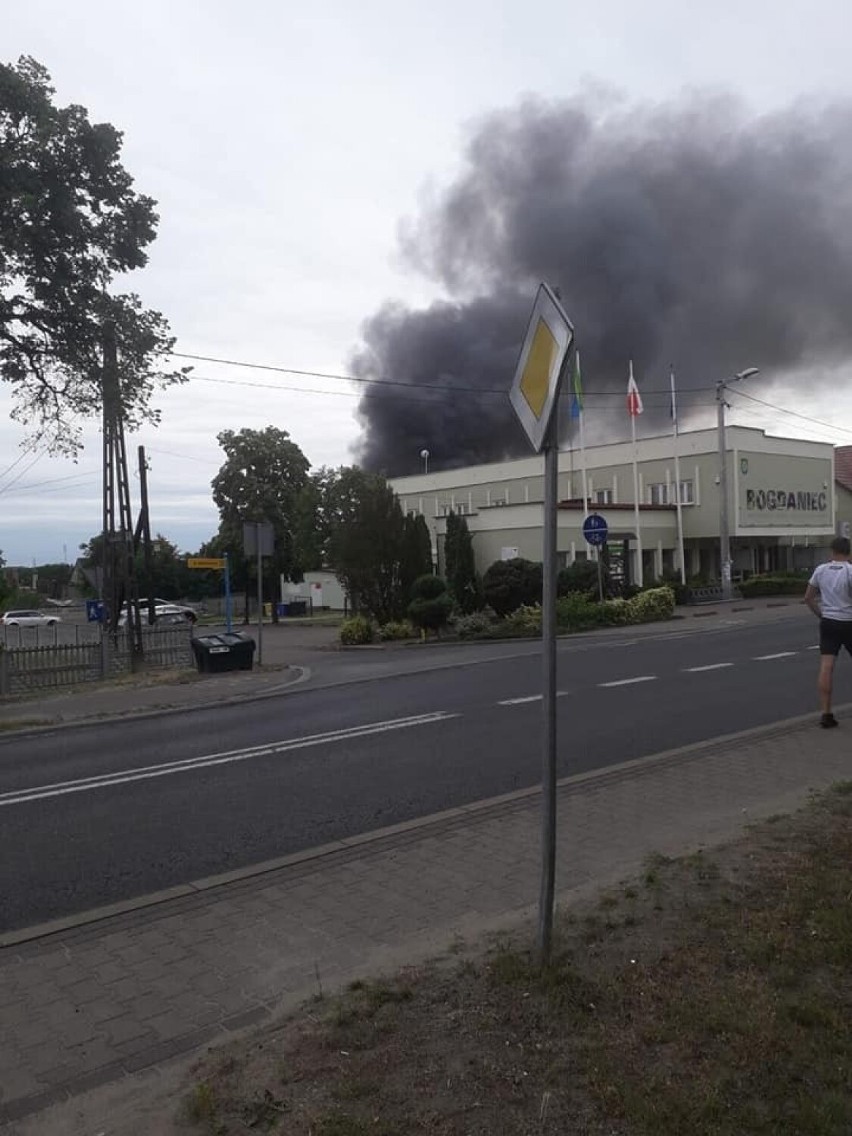 Na miejsce rozdysponowano trzy jednostki straży pożarnej,...