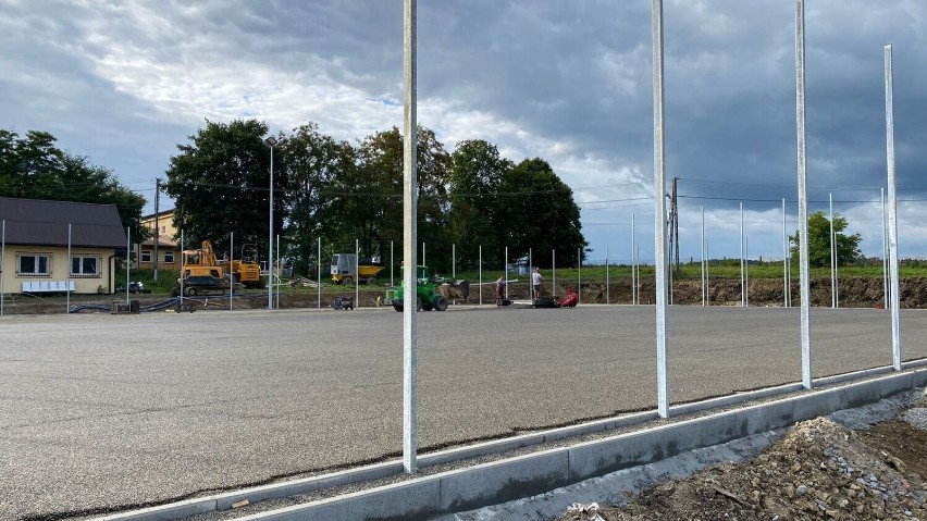 Szebnie. Boisko wielofunkcyjne już prawie gotowe, modernizowany jest też stadion [ZDJĘCIA]