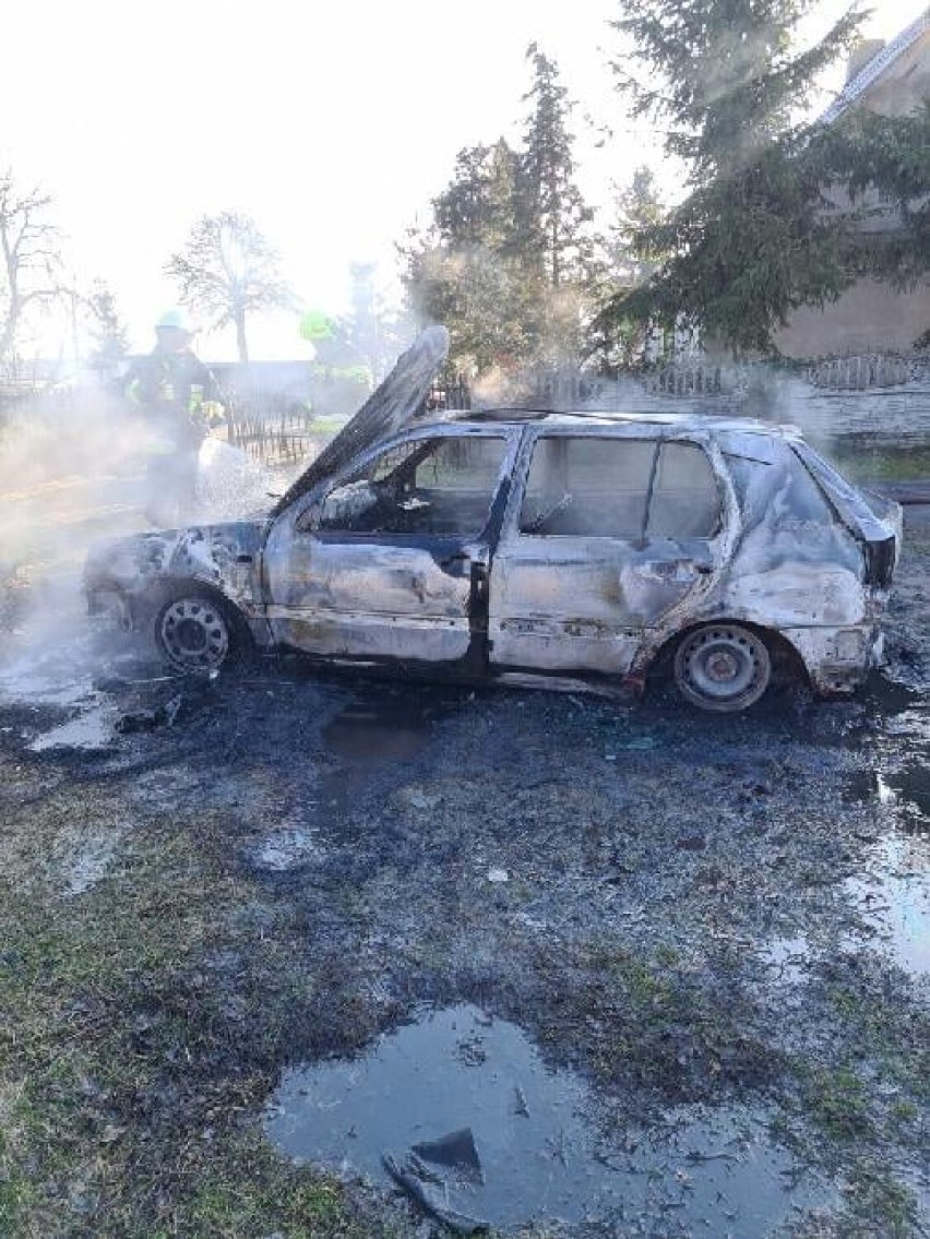 W niedzielny poranek doszło do pożaru samochodu w miejscowości Wierzchy