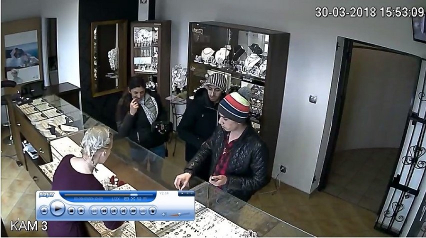 Policja poszukuje sprawców kradzieży biżuterii w Sierakowicach. Są zdjęcia z monitoringu 
