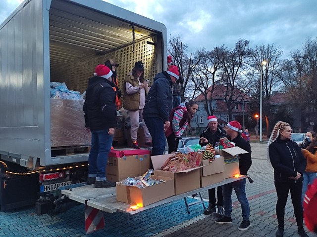 Dary dla uchodźców z Ukrainy przekazane przez fundację z Gliwic - dzieci dostały słodycze i zabawki. Zobacz kolejne zdjęcia. Przesuwaj zdjęcia w prawo - naciśnij strzałkę lub przycisk NASTĘPNE