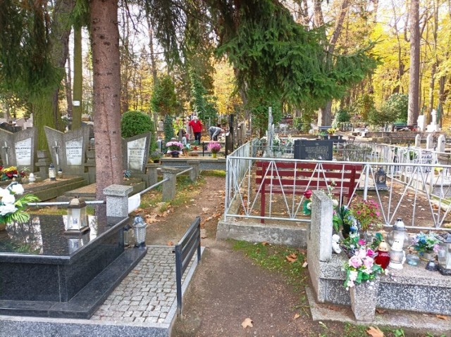 Na cmentarze komunalne w Jeleniej Górze będą mogły wjechać tylko pojazdy służb mundurowych i komunalnych