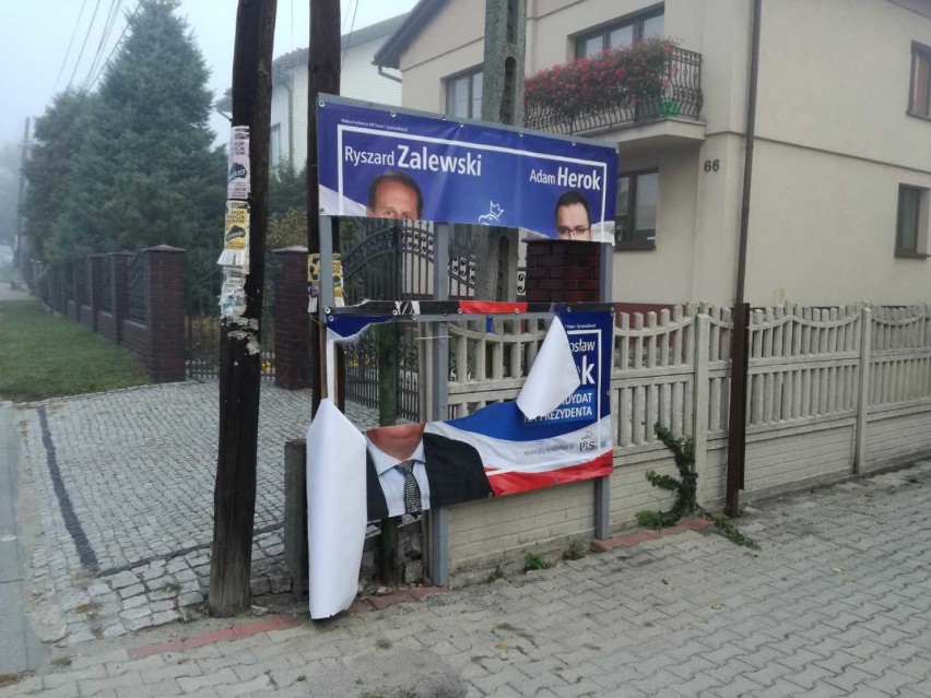 Zerwane i poniszczone banery na ulicy Wolności w Wodzisławiu...