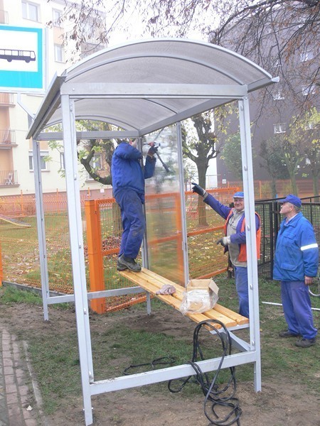 Postawili wiaty autobusowe. W Poddębicach potrzebowali na to...